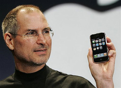 steve_jobs_iphone.jpg